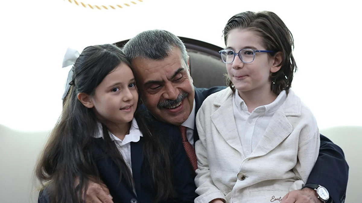 Bakan Tekin, Cumhurbaşkanı Erdoğan'a şarkı söyleyen çocukları…