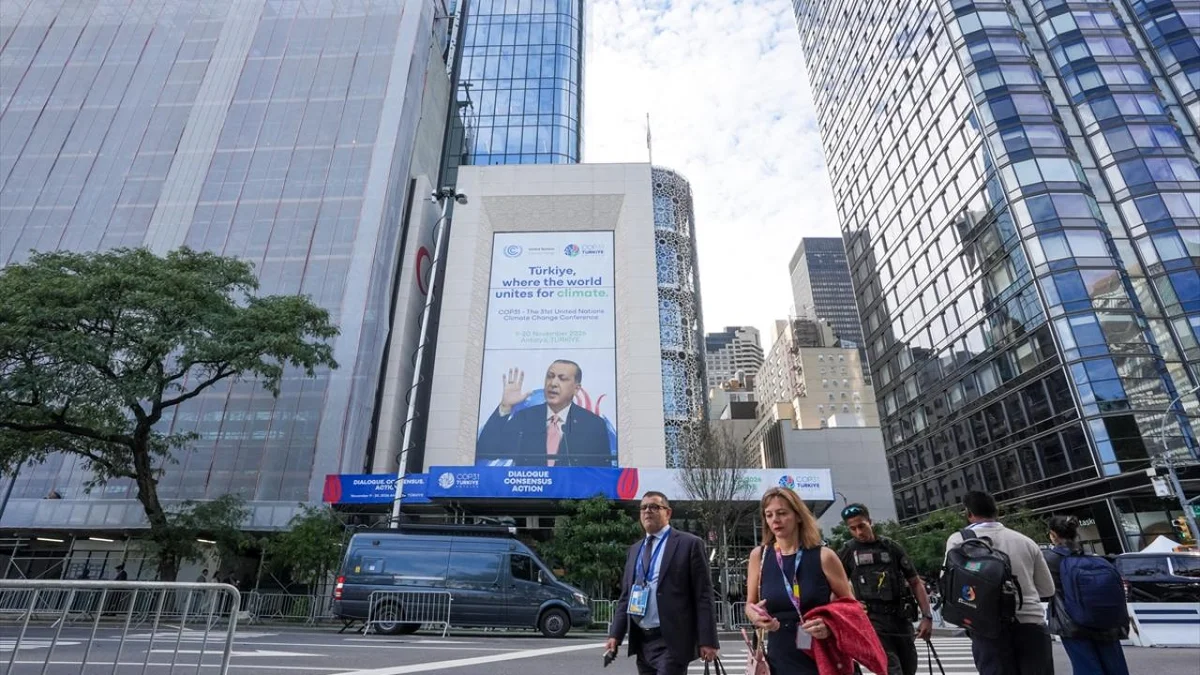 Cumhurbaşkanı Erdoğan'ın yer aldığı COP31 tanıtım afişleri…