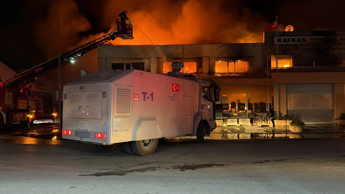Eskişehir’deki korkutan yangın! TOMA da itfaiyeye destek verdi