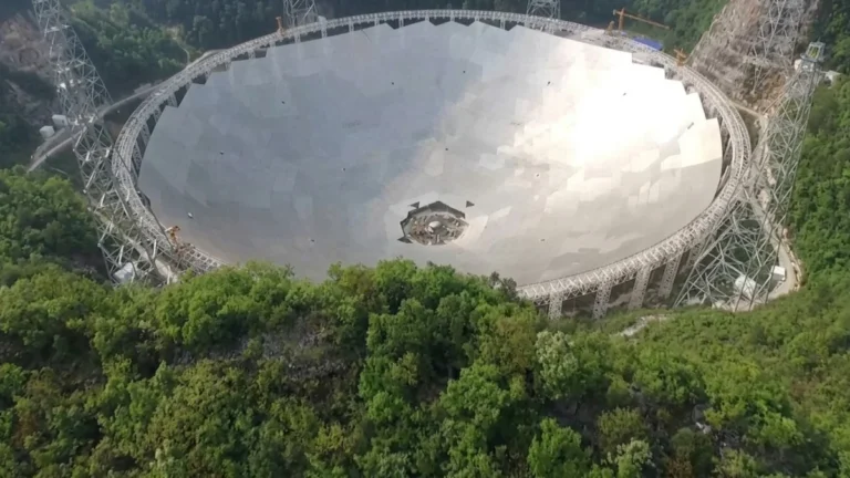Guizhou’da 30 Futbol Sahası Büyüklüğündeki Dev Teleskop Açıldı: Uzaydan Zayıf Sinyaller Yakalanıyor