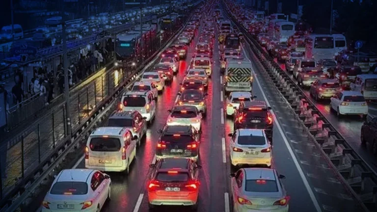 İstanbul’da yağmur trafiği kilitledi: Yoğunluk yüzde 83’e çıktı