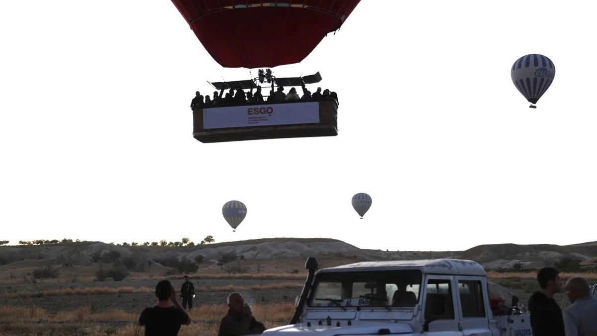 Kapadokya'da balonların sepetinde rahim ağzı kanseri farkındalık pankartları