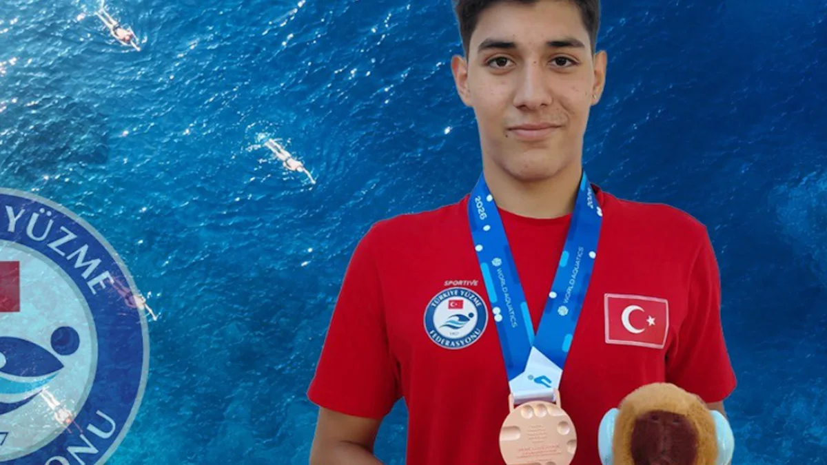 Milli yüzücü İbrahim Burhan’dan bronz madalya