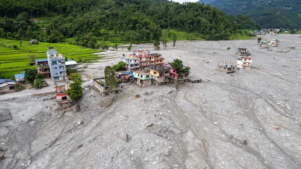 Nepal'deki sel felaketinde hayatını kaybedenlerin sayısı 1451'e…
