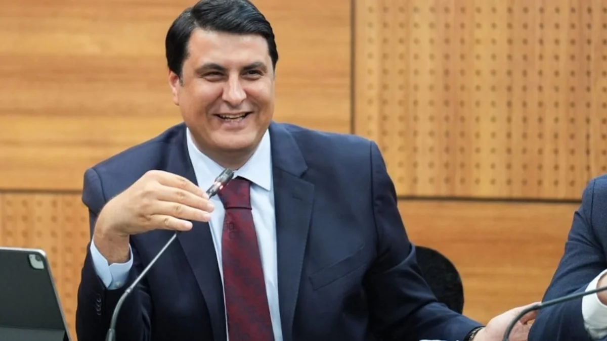 Önce AKP’ye sonra satışa geçti