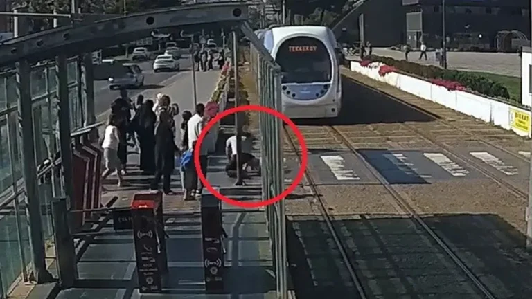 Samsun’da Kahraman Güvenlik Görevlisi Çocuğu Tramvay Kazasından Kurtardı