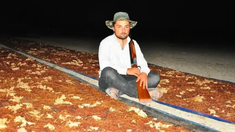 Servet Değerindeki Mahsulu Korumak İçin Tüfeğini Alan Tarlaya Koştu
